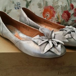 Size 8 Born metallic flats
